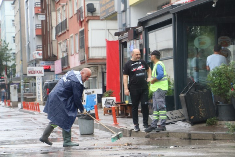 Meteoroloji 9 il için alarm vermişti Sağanak sonrası yollar göle döndü, ev ve iş yerlerini su bastı