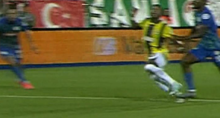 Rizespor - Fenerbahçe maçının hakemi Turgut Domanın yönetimine eleştiri: Çarşı pazar karışıyordu | Üç penaltı...