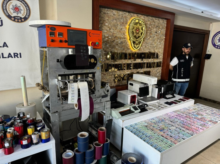 İstanbulda sahte kimlik operasyonu: 8 kişi tutuklandı