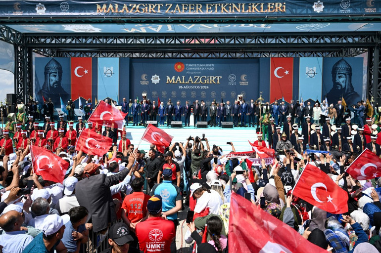 Malazgirt Zaferinin 953. yıl dönümü... Cumhurbaşkanı Erdoğan: Yürüyüşümüz Türkiye Yüzyılına