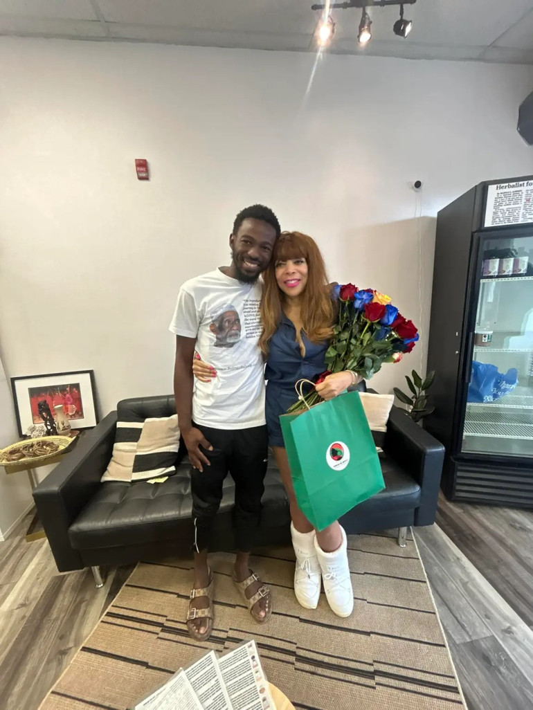 ‘Ne param kaldı ne de arkadaşım’ diyerek ağlıyordu… Demansa yakalanan ünlü sunucu bir yıl sonra ilk kez ortaya çıktı