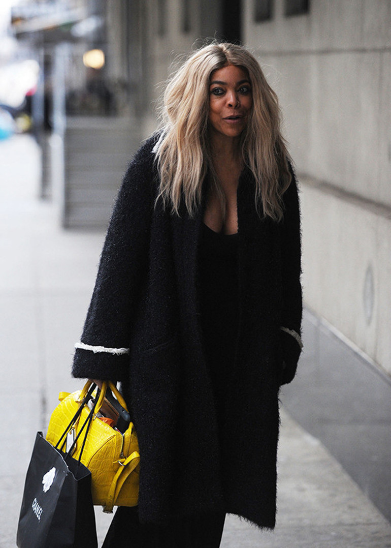 ‘Ne param kaldı ne de arkadaşım’ diyerek ağlıyordu… Demansa yakalanan ünlü sunucu bir yıl sonra ilk kez ortaya çıktı