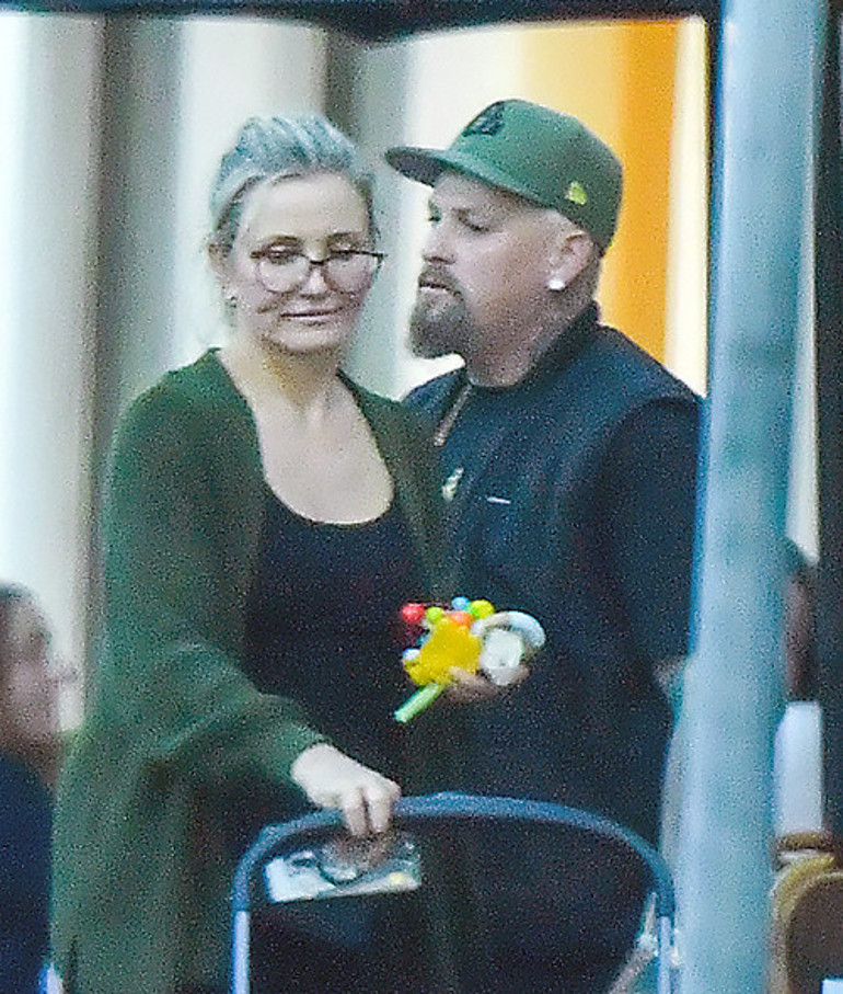 Mutlu evlilik için yatak odanızı ayırın demişti... Ama kendisi sokakta bile kocasından uzak duramadı