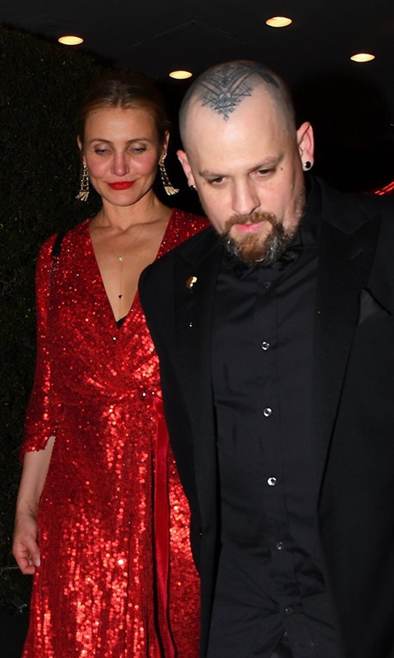 Mutlu evlilik için yatak odanızı ayırın demişti... Ama kendisi sokakta bile kocasından uzak duramadı