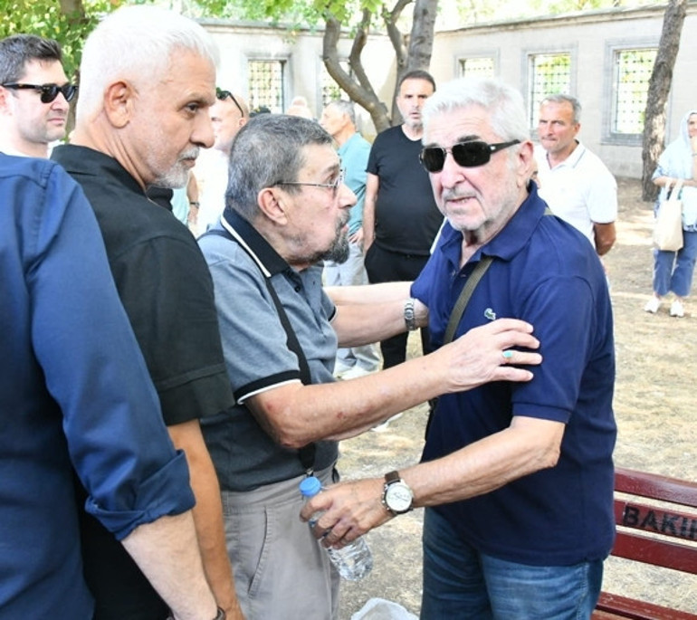 Usta oyuncu evlat acısıyla sarsılmıştı... Cenaze töreninde tepki çeken görüntü