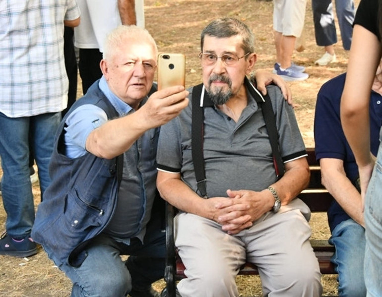 Usta oyuncu evlat acısıyla sarsılmıştı... Cenaze töreninde tepki çeken görüntü