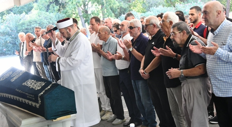 Usta oyuncu evlat acısıyla sarsılmıştı... Cenaze töreninde tepki çeken görüntü