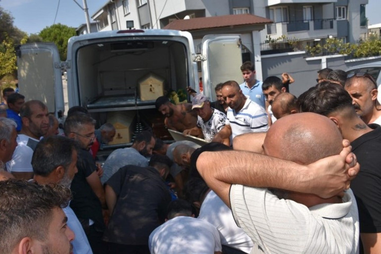 İzmirde cani baba 3 çocuğunu katletmişti Yemek yedikleri fotoğrafın hikayesi ortaya çıktı