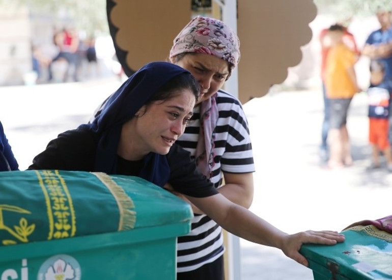 İzmirde cani baba 3 çocuğunu katletmişti Yemek yedikleri fotoğrafın hikayesi ortaya çıktı