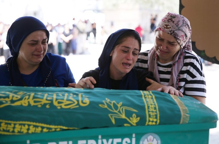 İzmirde cani baba 3 çocuğunu katletmişti Yemek yedikleri fotoğrafın hikayesi ortaya çıktı