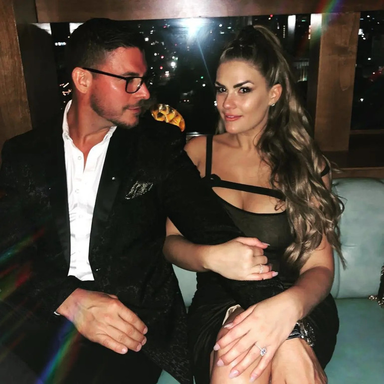 Aşkları yuvalarını ayakta tutmaya yetmedi… Ünlü çiftin 5 yıllık evliliği sona erdi