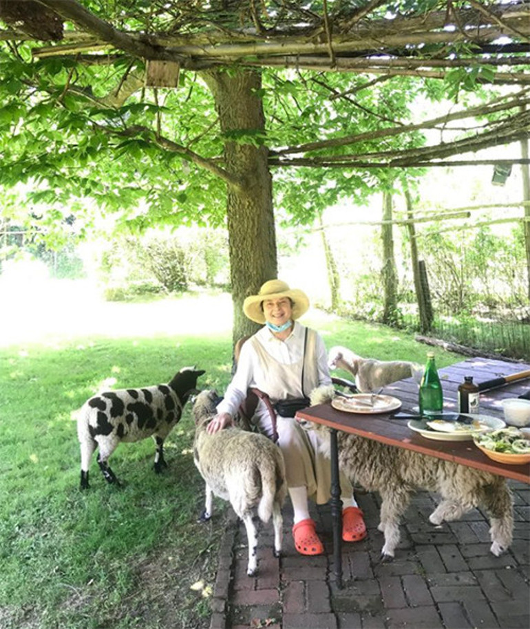 Bir dönemin en güzel yıldızıydı... Yaşlanıp iş bulamayınca çiftlik hayatına sığındı... Yumurtalarımızı çaldılar