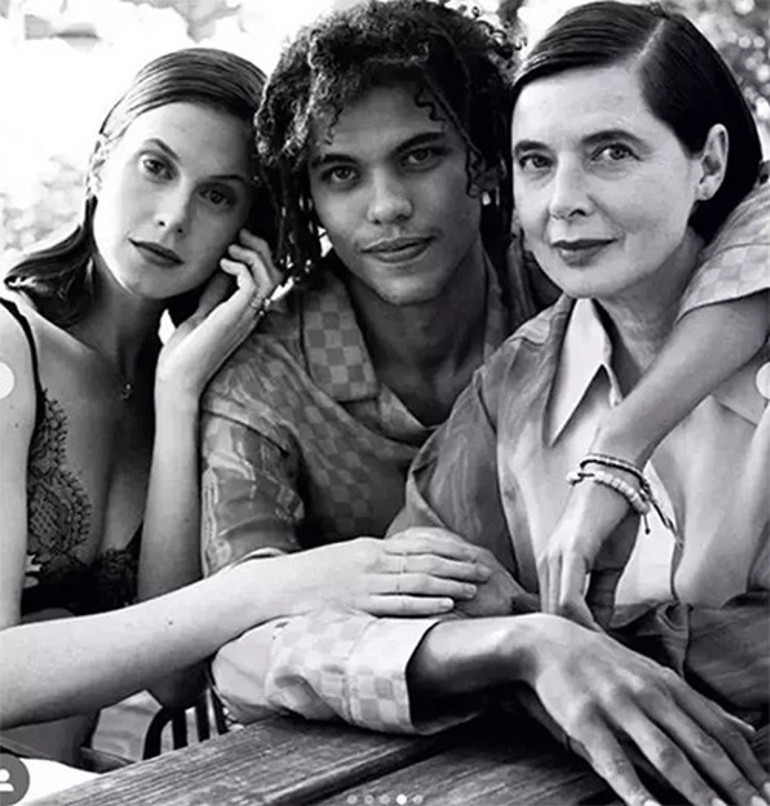 Bir dönemin en güzel yıldızıydı... Yaşlanıp iş bulamayınca çiftlik hayatına sığındı... Yumurtalarımızı çaldılar