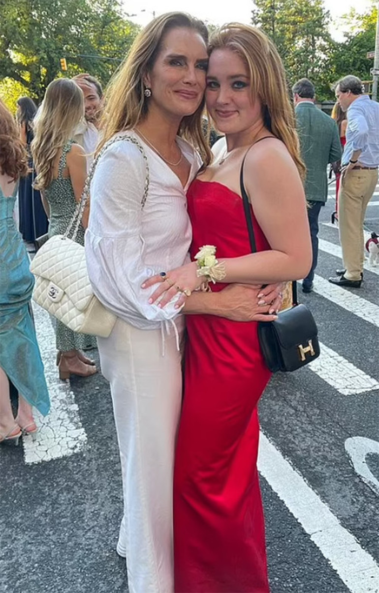 Ünlü oyuncu eski eşiyle evlenirken üzerinde olan gelinliği kızına verdi: Dolapta duracağına sen giy