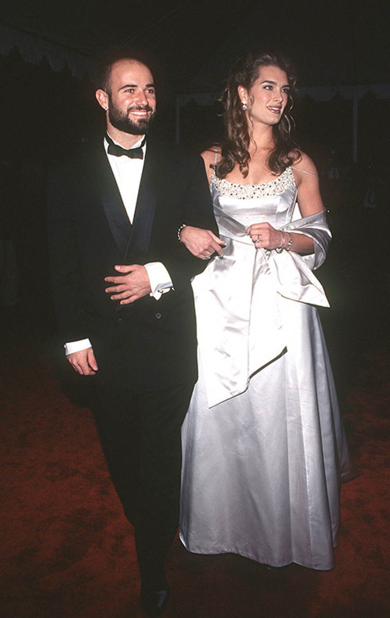 Ünlü oyuncu eski eşiyle evlenirken üzerinde olan gelinliği kızına verdi: Dolapta duracağına sen giy