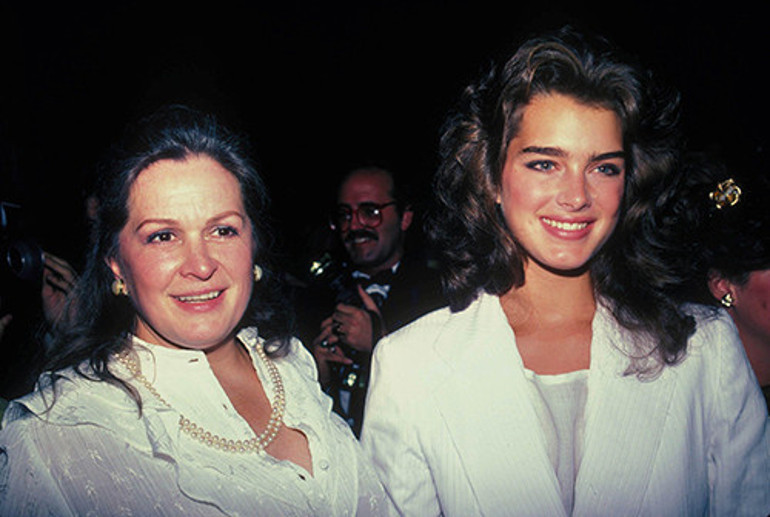 Ünlü oyuncu eski eşiyle evlenirken üzerinde olan gelinliği kızına verdi: Dolapta duracağına sen giy