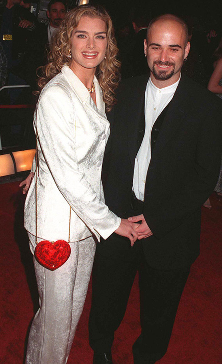 Ünlü oyuncu eski eşiyle evlenirken üzerinde olan gelinliği kızına verdi: Dolapta duracağına sen giy