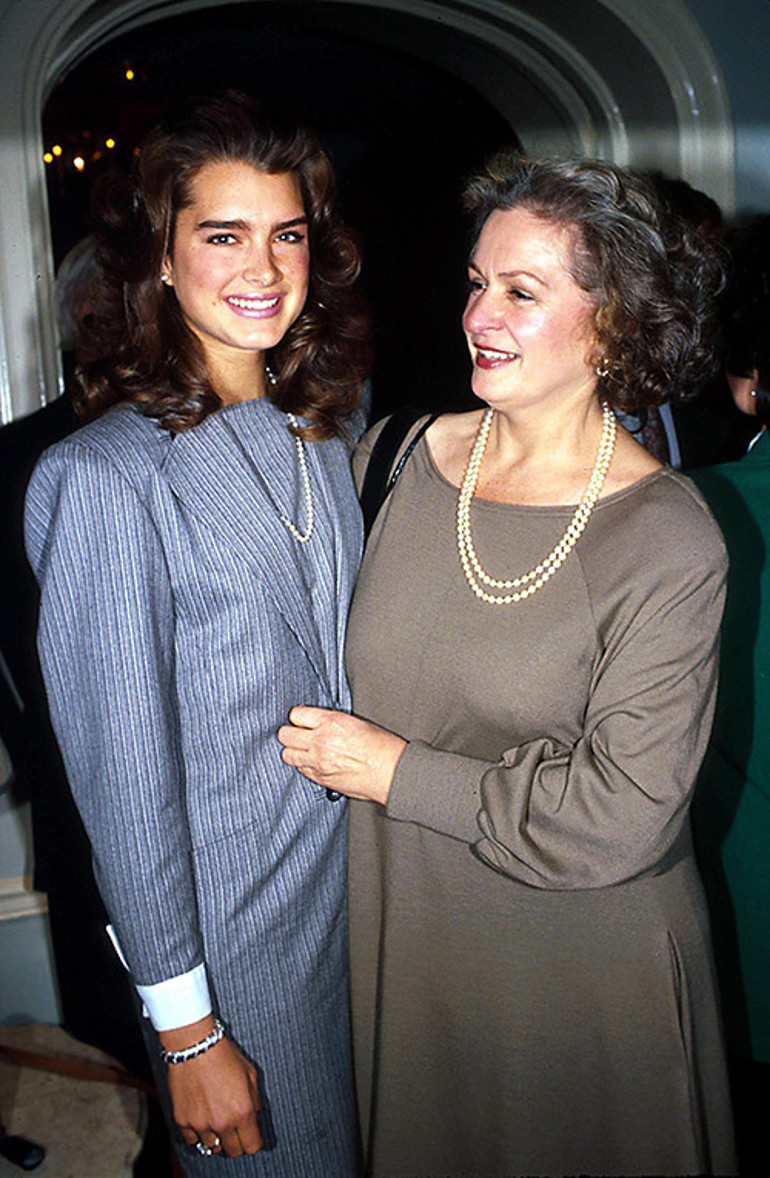 Ünlü oyuncu eski eşiyle evlenirken üzerinde olan gelinliği kızına verdi: Dolapta duracağına sen giy