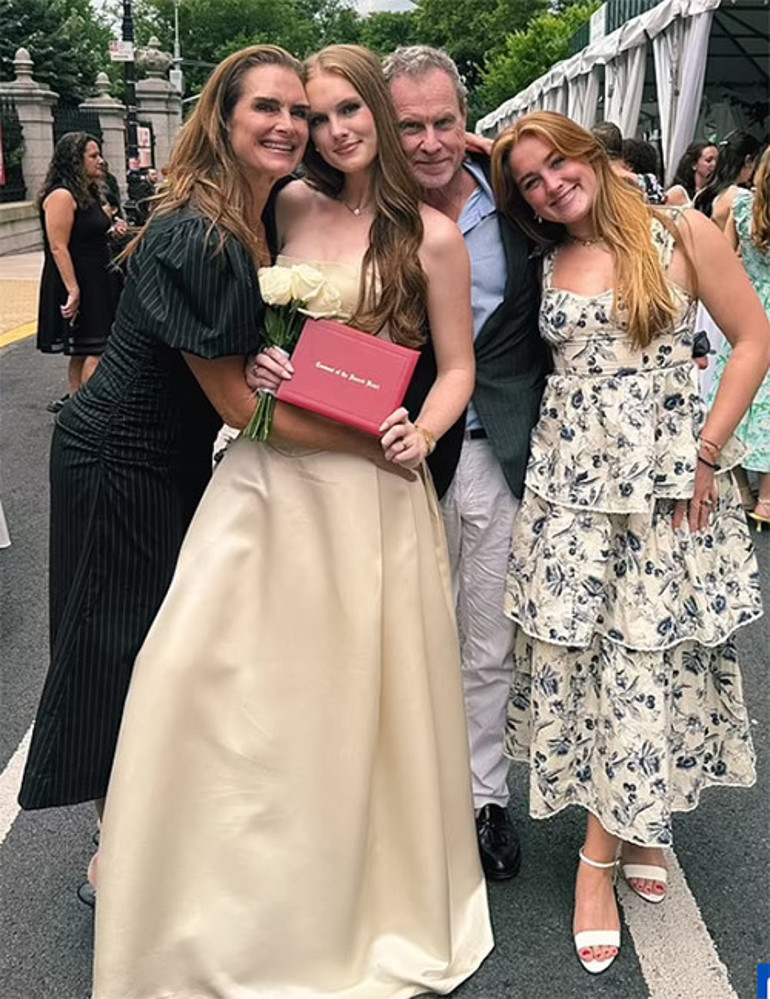 Ünlü oyuncu eski eşiyle evlenirken üzerinde olan gelinliği kızına verdi: Dolapta duracağına sen giy