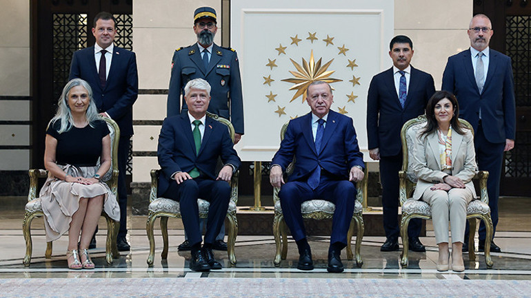 Büyükelçilerden Cumhurbaşkanı Erdoğana Ankarada güven mektubu