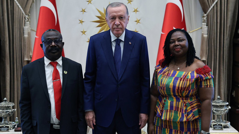 Büyükelçilerden Cumhurbaşkanı Erdoğana Ankarada güven mektubu