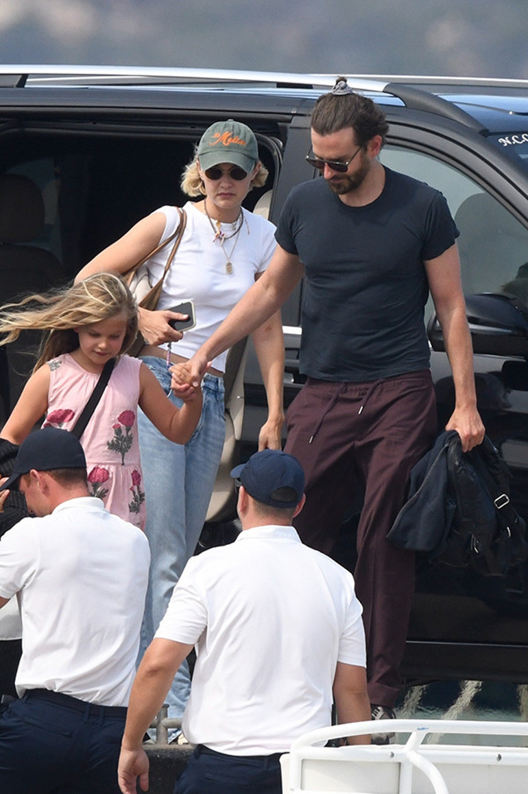 Gigi Hadid Bradley Cooper’ın kızıyla ilk kez görüntülendi ‘Aile boyu aşk’
