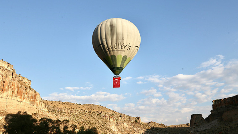 Kapadokyada balonlar, 30 Ağustos Zafer Bayramı için havalandı
