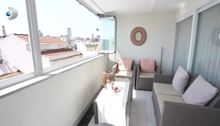 Ünlü türkücü iki ayrı evde yaşıyor Mardinde tarih kokan konak...