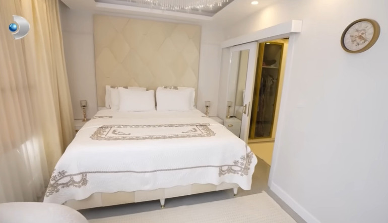 Ünlü türkücü iki ayrı evde yaşıyor Mardinde tarih kokan konak...