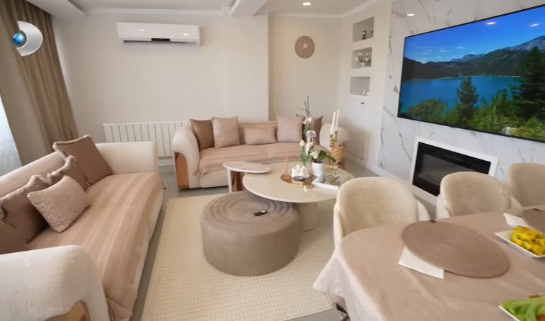 Ünlü türkücü iki ayrı evde yaşıyor Mardinde tarih kokan konak...