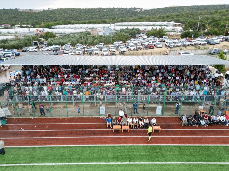 Mersin Erdemlide şaşırtan olay Mahalle maçını 15 bin kişi izledi...