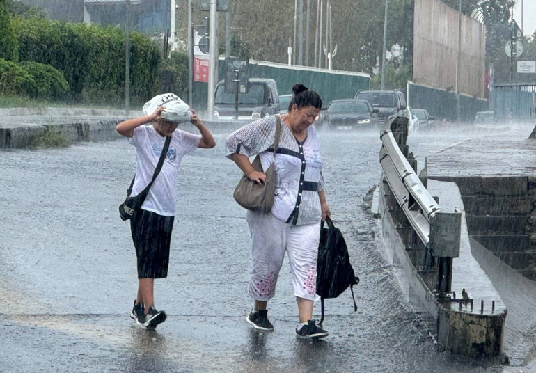 İstanbul için yağış alarmı Ankarada yollar göle döndü...  AKOM saat vererek uyardı: Etkisini artıracak, hazırlıklı ve tedbirli olun...