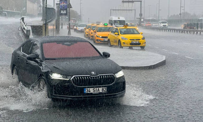 İstanbul için yağış alarmı Ankarada yollar göle döndü...  AKOM saat vererek uyardı: Etkisini artıracak, hazırlıklı ve tedbirli olun...