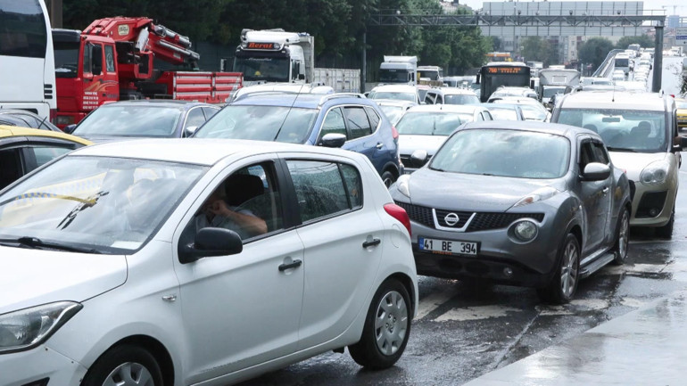 İstanbul için yağış alarmı Ankarada yollar göle döndü...  AKOM saat vererek uyardı: Etkisini artıracak, hazırlıklı ve tedbirli olun...