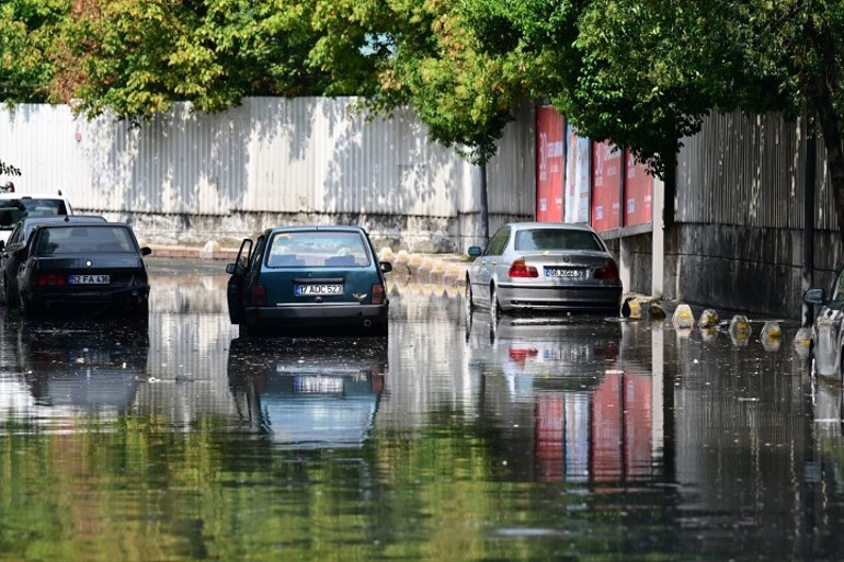 İstanbul için yağış alarmı Ankarada yollar göle döndü...  AKOM saat vererek uyardı: Etkisini artıracak, hazırlıklı ve tedbirli olun...
