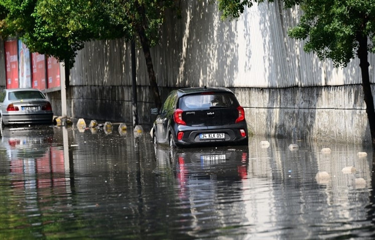 İstanbul için yağış alarmı Ankarada yollar göle döndü...  AKOM saat vererek uyardı: Etkisini artıracak, hazırlıklı ve tedbirli olun...