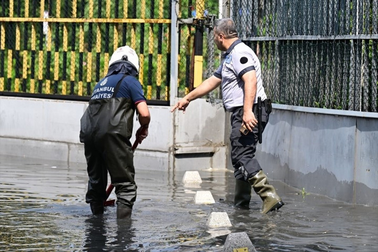 İstanbul için yağış alarmı Ankarada yollar göle döndü...  AKOM saat vererek uyardı: Etkisini artıracak, hazırlıklı ve tedbirli olun...