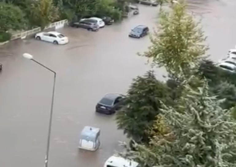 İstanbul için yağış alarmı Ankarada yollar göle döndü...  AKOM saat vererek uyardı: Etkisini artıracak, hazırlıklı ve tedbirli olun...
