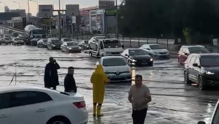 İstanbul için yağış alarmı Ankarada yollar göle döndü...  AKOM saat vererek uyardı: Etkisini artıracak, hazırlıklı ve tedbirli olun...