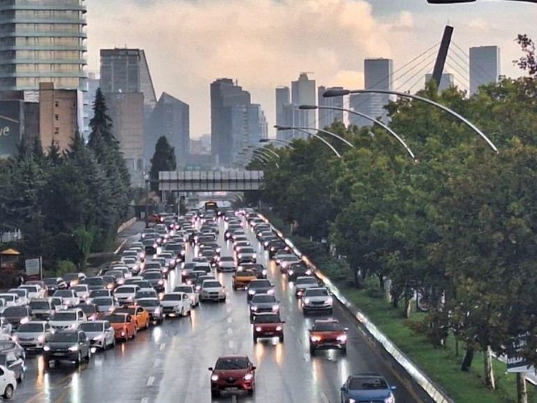 İstanbul için yağış alarmı Ankarada yollar göle döndü...  AKOM saat vererek uyardı: Etkisini artıracak, hazırlıklı ve tedbirli olun...