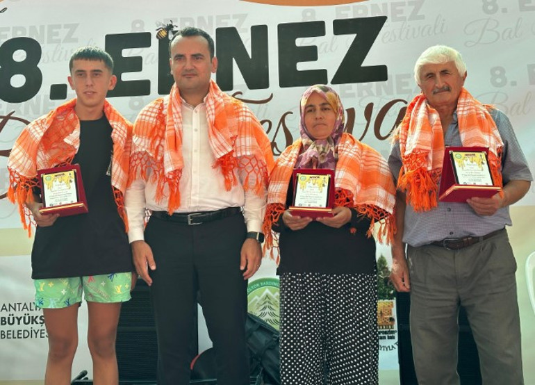 30 saniyede 1 kilo yedi, yarışmada birinci oldu