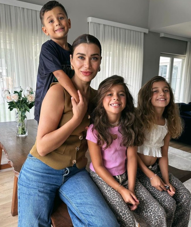 Ünlü türkücü iki ayrı evde yaşıyor Mardinde tarih kokan konak...