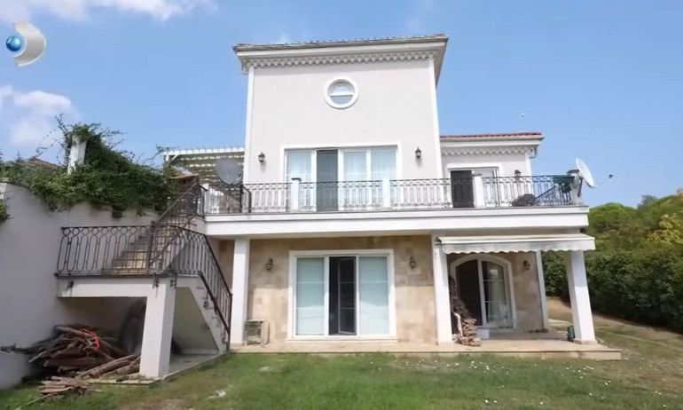 Ünlü türkücü iki ayrı evde yaşıyor Mardinde tarih kokan konak...