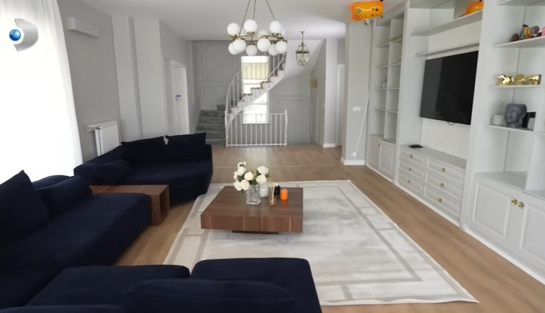 Ünlü türkücü iki ayrı evde yaşıyor Mardinde tarih kokan konak...