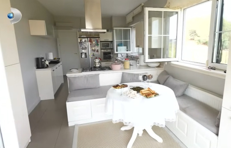 Ünlü türkücü iki ayrı evde yaşıyor Mardinde tarih kokan konak...