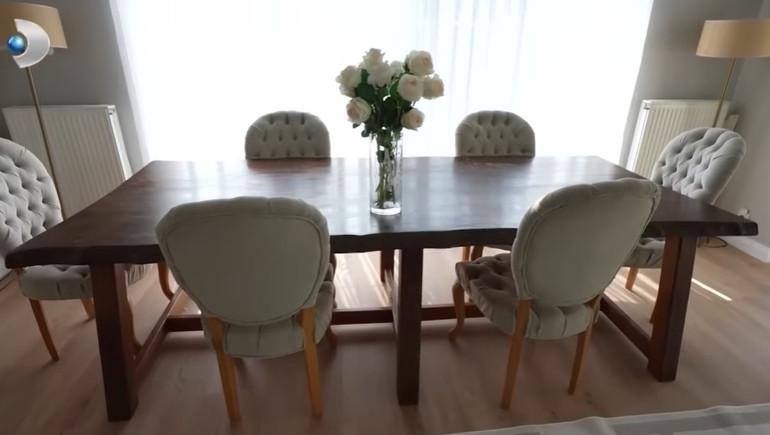 Ünlü türkücü iki ayrı evde yaşıyor Mardinde tarih kokan konak...