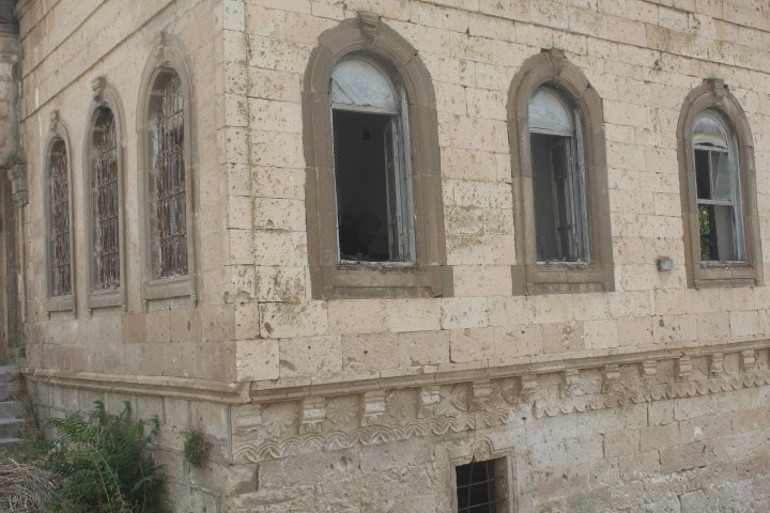 Tarihi okul defineciler tarafından talan edildi