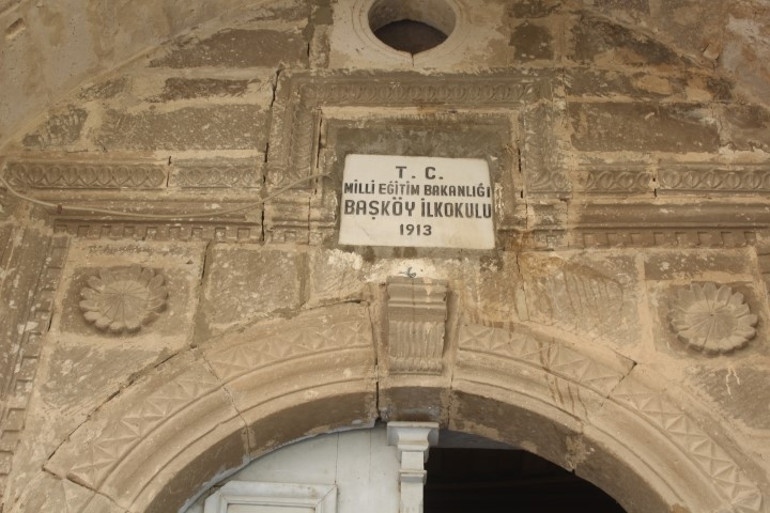 Tarihi okul defineciler tarafından talan edildi