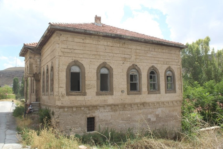 Tarihi okul defineciler tarafından talan edildi