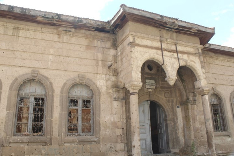 Tarihi okul defineciler tarafından talan edildi